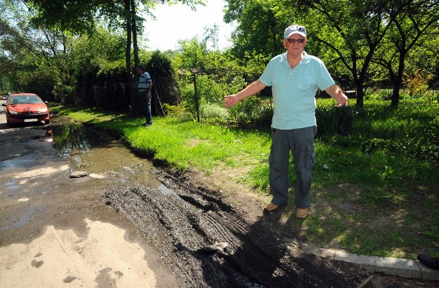 Stanisław Bugielski, jeden z gospodarzy ogrodu "Szwedzka", pokazuje zniszczoną drogę i płot