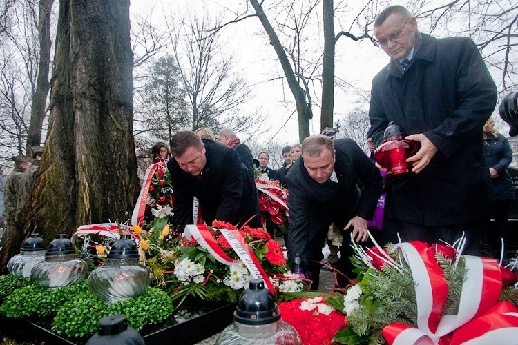 Rocznica katastrofy smoleńskiej: Uczcili pamięć Bochenek, Dolniaka i Kochanowskiego [ZDJĘCIA]