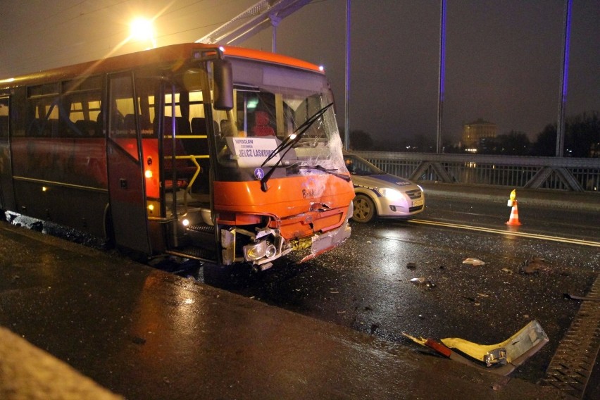 Śmiertelny wypadek na moście Grunwaldzkim. Samochód zderzył się czołowo z autobusem [ZDJĘCIA]