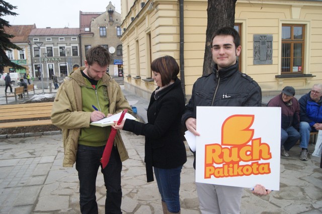 Działacze Ruchu Palikota zbierali w piątek w Nowym Targu podpisy przeciwników straży