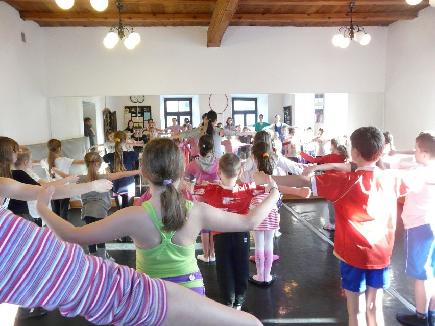 Zajęcia taneczne. Dzieci uczą się m.in. podstaw baletu