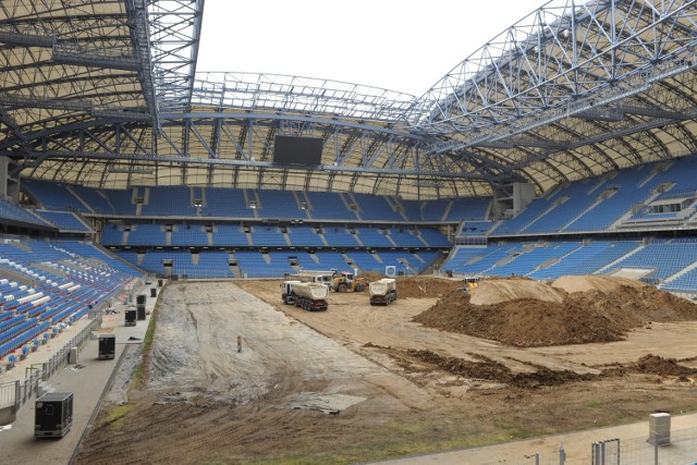 Ciężki sprzęt w poniedziałek znów pojawił się na płycie Stadionu Miejskiego w Poznaniu