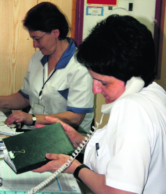 Od prawej Krystyna Korzeniowska i Edyta Ściera, rejestratorki z wadowickiego szpitala