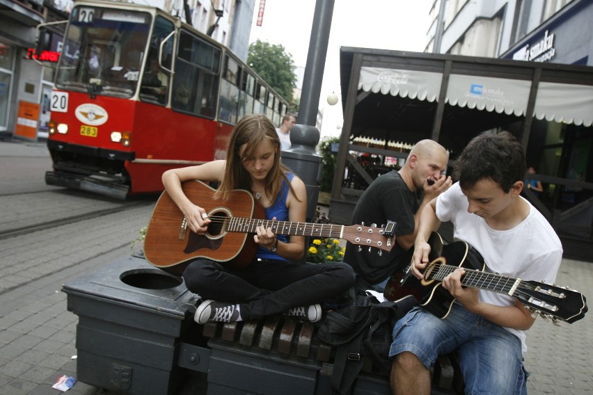 &quot;Blues na Wolności&quot; w Chorzowie. Muzycy uliczni opanowali centrum [ZDJĘCIA]