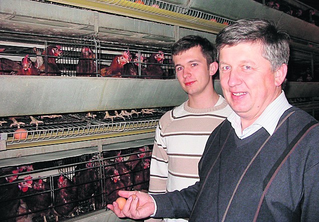 Józef Oleksy (na zdjęciu z synem Marcinem) twierdzi, że ceny jaj znacznie wzrosną