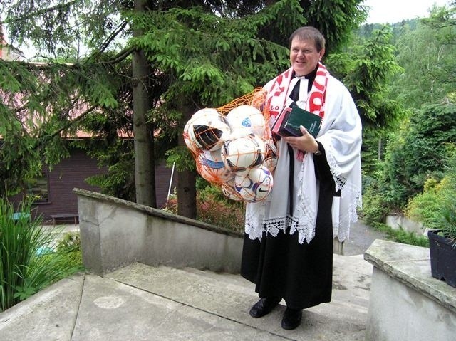 Pastor Jan Byrt odprawił nabożeństwo za Euro 2012 i rozdał...