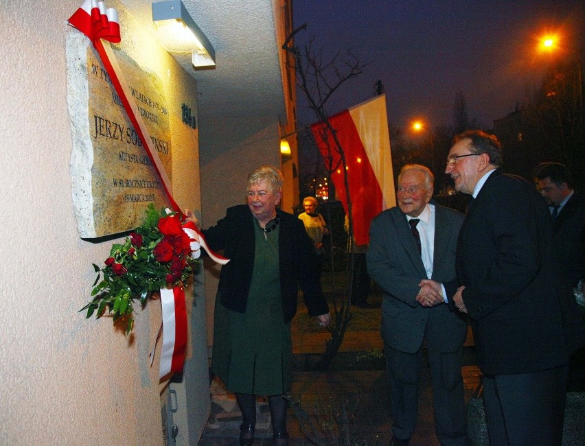 Poznań: Odsłonięto tablicę upamiętniającą Jerzego Sobocińskiego [ZDJĘCIA]