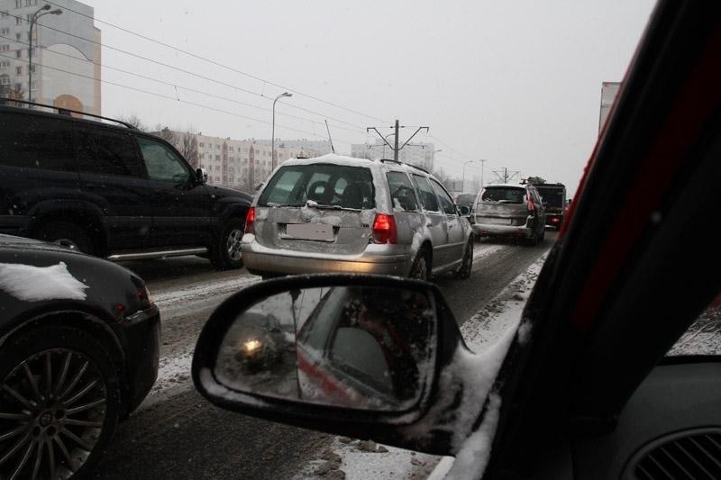Od świtu śnieg utrudnia jazdę po Łodzi.