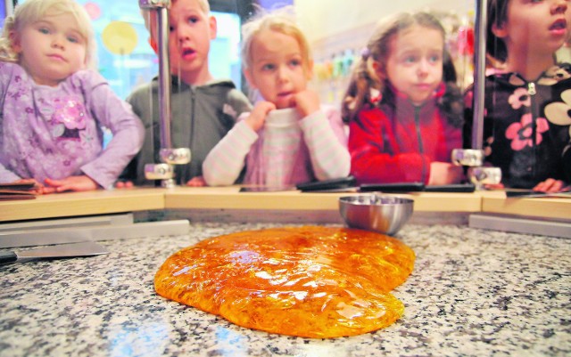 Dzieci śliniąc się patrzą z podziwem, jak kałuża z karmelu zamienia się w słodziutkie cukiereczki