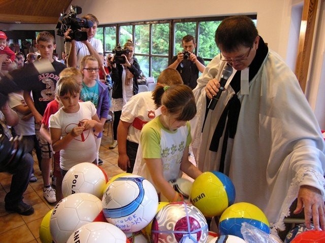 Pastor Jan Byrt odprawił nabożeństwo za Euro 2012 i rozdał...