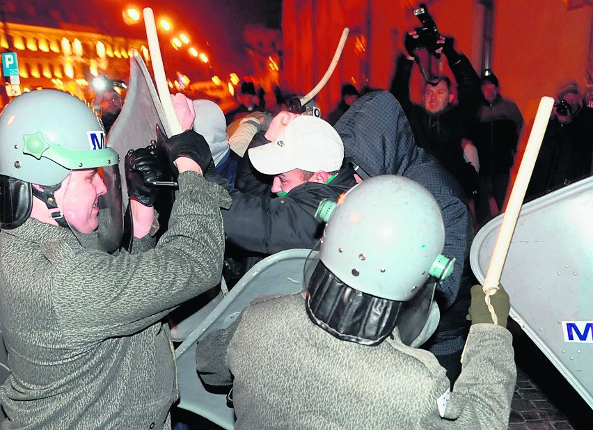 Pluton ZOMO starł się z demonstrantami.