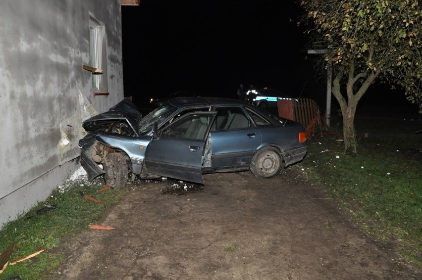 Korczówka: Pijany 19-latek wjechał autem w dom (ZDJĘCIA)