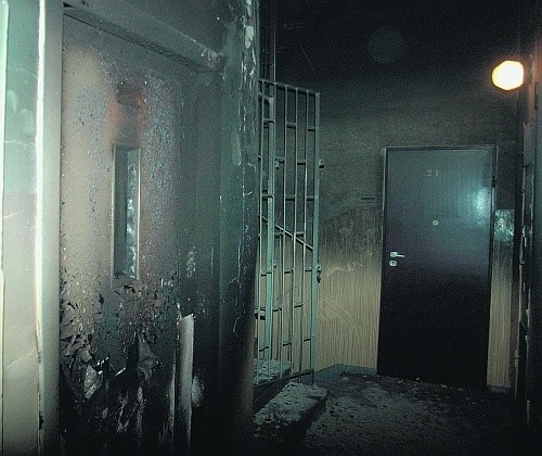 Osiedle Orła Białego 89. Płonąca winda zatrzymała się na ostatnim, dziesiątym piętrze. Gęsty dym wdarł się na korytarz i do mieszkań. Winda nie nadaje się do użytku