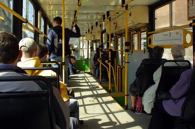 Podróż tramwajem warto wykorzystać na czytanie - zachęcają organizatorzy akcji