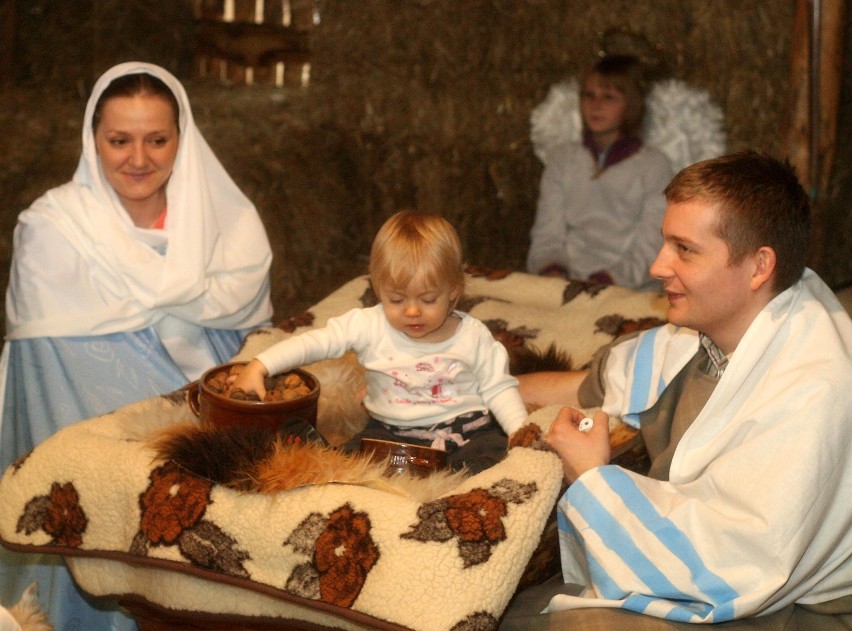 Żywe "figury" w szopce u klaretynów.