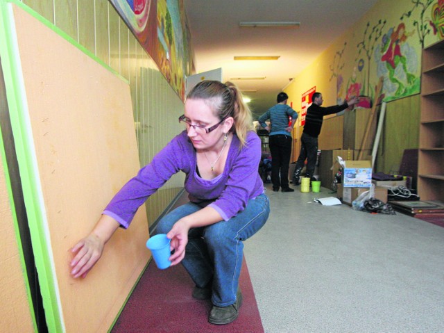 W malowaniu i porządkowaniu szkoły pomagają rodzice