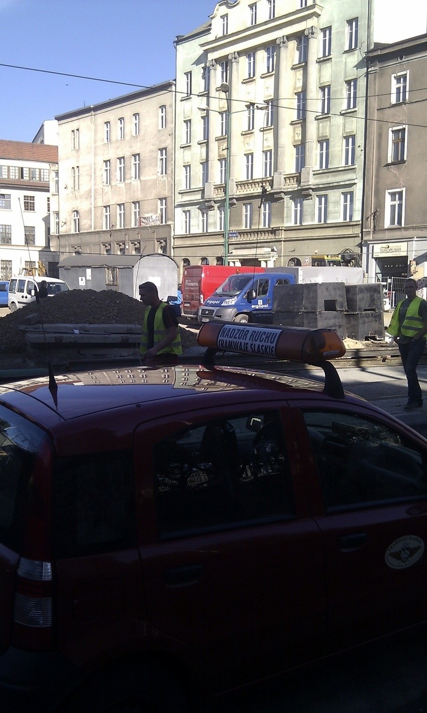 Po godz. 9. tramwaj linii 16 utknął pod wiaduktem na św....