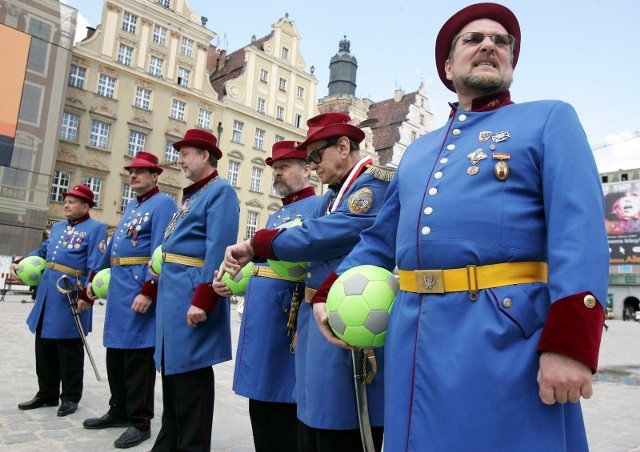 Na wrocławskim Rynku stawiło się Bractwo Kurkowe