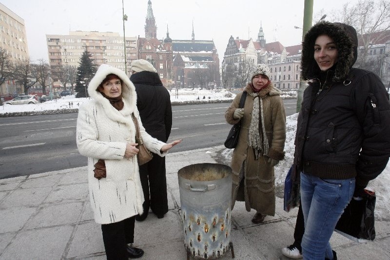 Legnica: Na przystanki autobusowe powróciły koksowniki