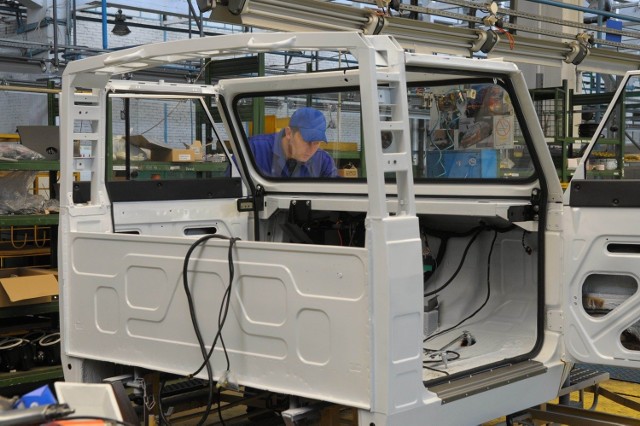Pol-Inowex specjalizuje się w demontażu urządzeń przemysłowych. W tej chwili firma zajmuje się m.in. przewożeniem elementów dawnej fabryki Daewoo do Świdnika