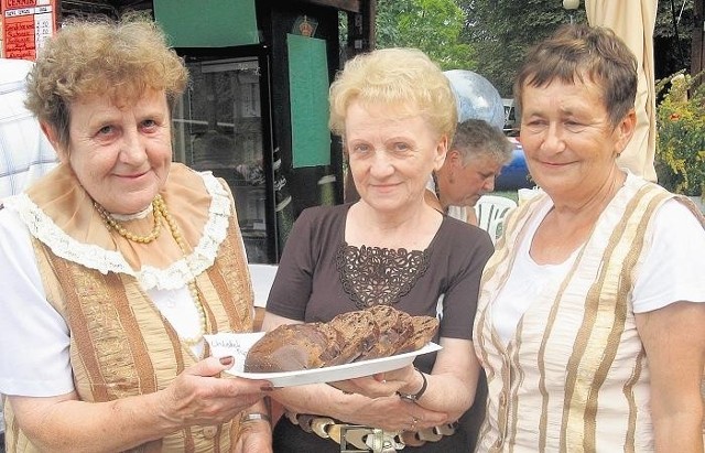 Teresa Borowska, Janina Wesołek i Krystyna Harendarz z chlebkiem upieczonym przez Barbarę Maruszewską