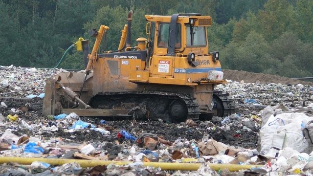 Na wysypisko komunalne w Kłodzie wciąż trafia dużo nieposegregowanych śmieci, a część z nich mogłaby zostać spalona