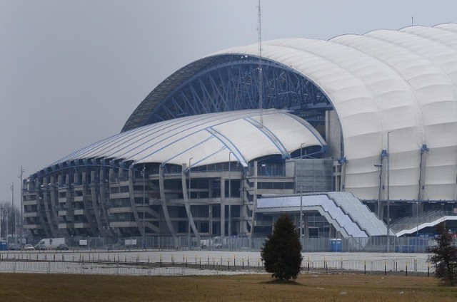 Ściśle tajne rozmowy o dużych pieniądzach - tak można określić to, co dzieje się na linii operator stadionu - POSiR.