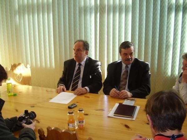 Na zdjęciu: starosta Makowski z burmistrzem Majchrem