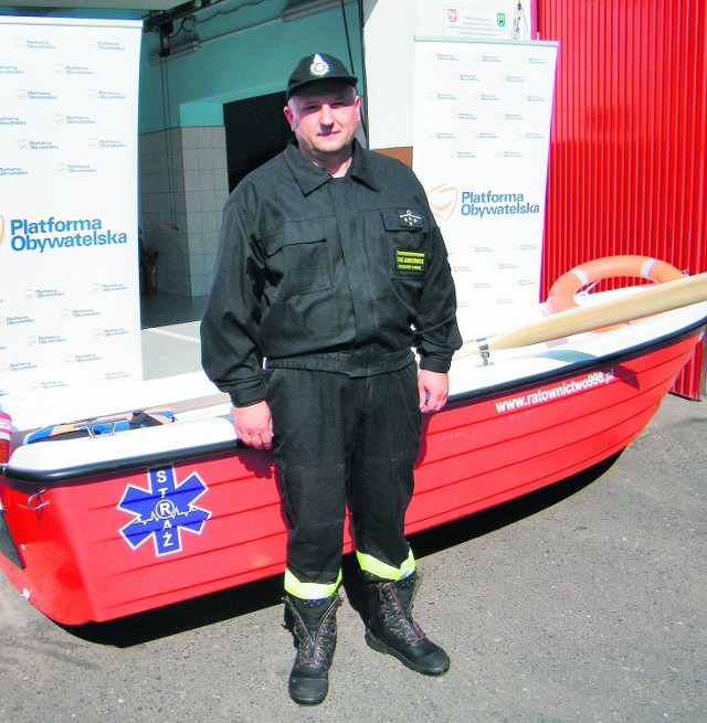 Krzysztof Dadak z OSP Brzeszcze dziękuje za nową łódź ratunkową, którą dostał we wtorek