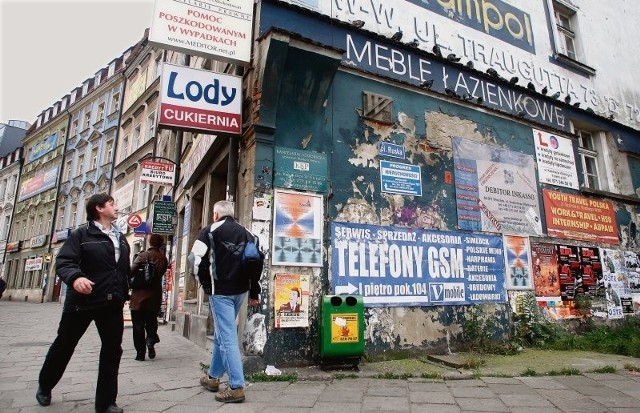 Wrocławskie kamienice toną z każdej strony w tandetnych banerach, plakatach i reklamach