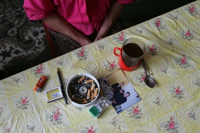 Nad stołem z kawą i popielniczką pani Marta Latusińska opowiada o nieszczęściu córki