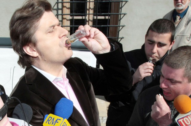 Janusz Palikot pije alkohol na ulicy, za co zostanie ukarany przez policję