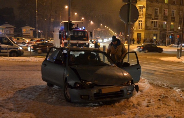 3 samochody zderzyły się w rejonie skrzyżowania Zachodniej i Lutomierskiej.