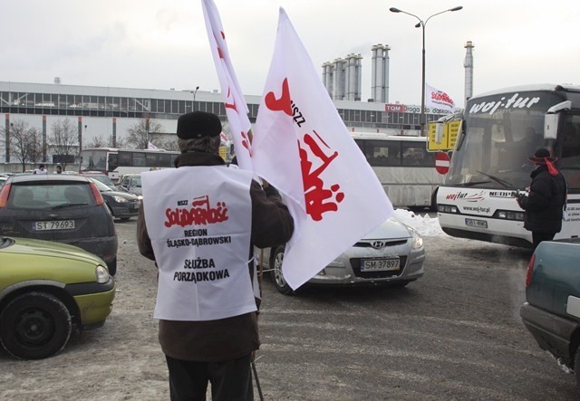 Pikieta Solidarności przed fabryką Fiat Auto Poland w...