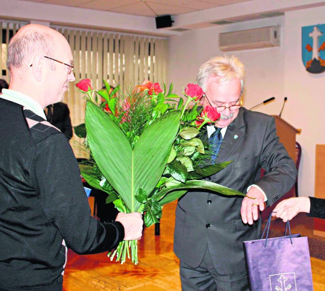 Wacław Jasiewicz (z lewej) na ostatniej sesji rady miasta w imieniu całej rodziny odebrał podziękowania 