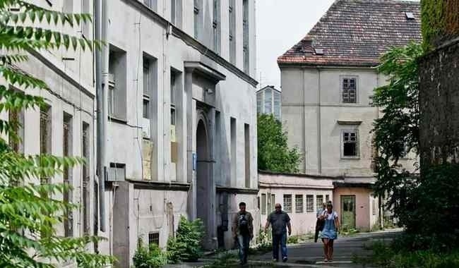 Szpital przy pl. Jana Pawła II znów na sprzedaż. Obniżyli cenę (ZOBACZ ZDJĘCIA)