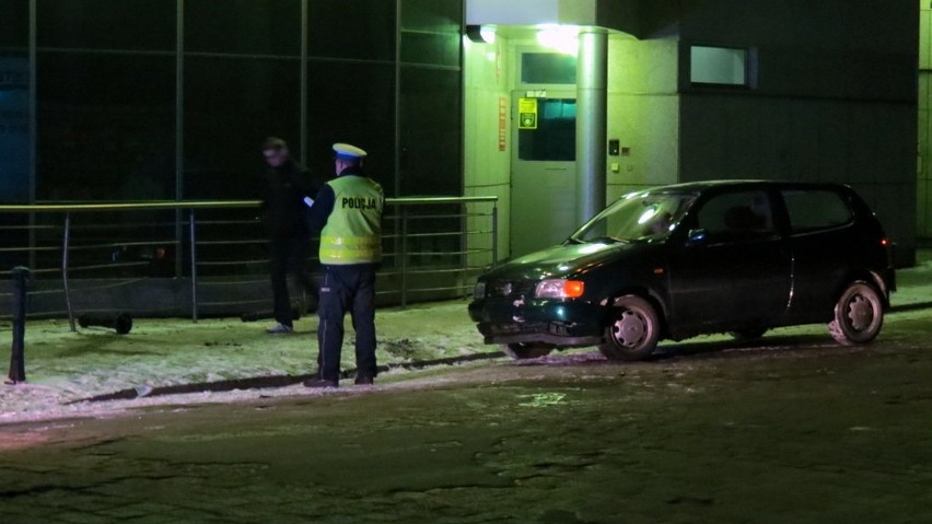 Wrocław: Auto wjechało w bank (ZDJĘCIA)