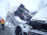 Wypadek polskiego tira w Czechach. Było ślisko, uderzył w most [ZDJĘCIA]