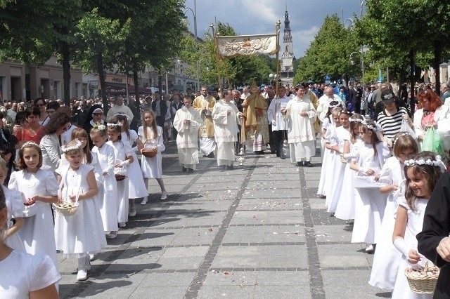 Boże Ciało w Częstochowie: Procesja przeszła Aleją NMP [ZDJĘCIA]