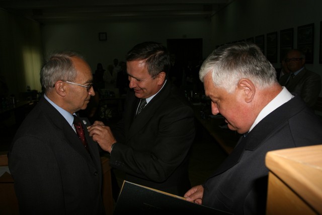 Laureatowi wyróżnienie wręczyli wicestarosta Mieczysław Kiełbasa i przewodniczący Rady Powiatu Jan Wanatowicz