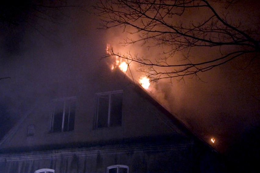 Łódź: płonie blok na ulicy Zbocze 12