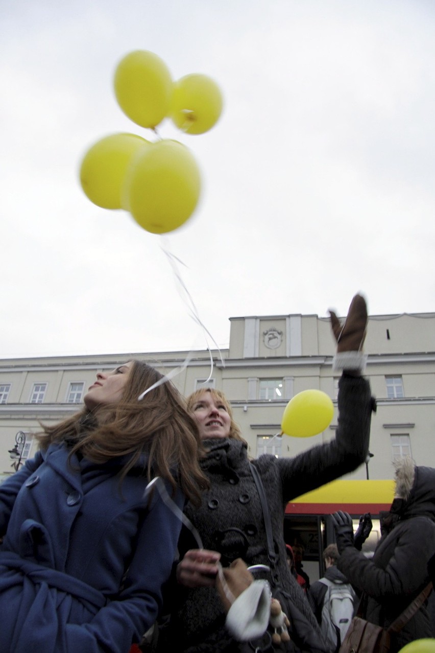 Happening: Zapowiedzieli Maraton Pisania Listów (ZDJĘCIA)