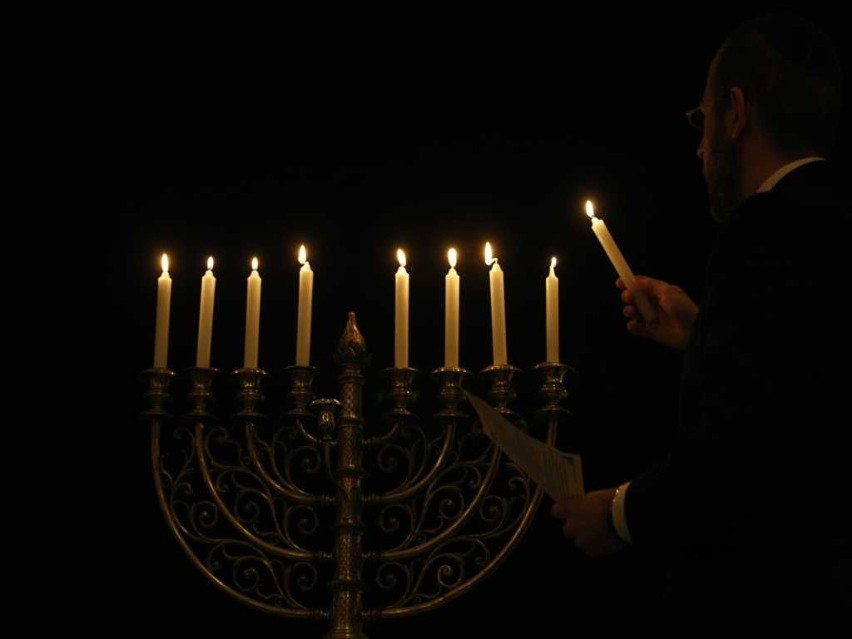Wrocław: Żydzi zapalili świecę w Chanukę, żydowskie święto światła (ZDJĘCIA)