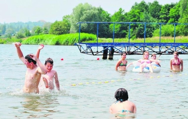 Wczorajsze upały sprawiły, że na Bagrach w Krakowie nie brakowało amatorów chłodnych kąpieli. Wakacje w pełni