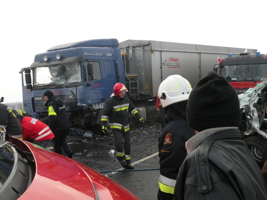 Września: Bus czołowo zderzył się z tirem [ZDJĘCIA]