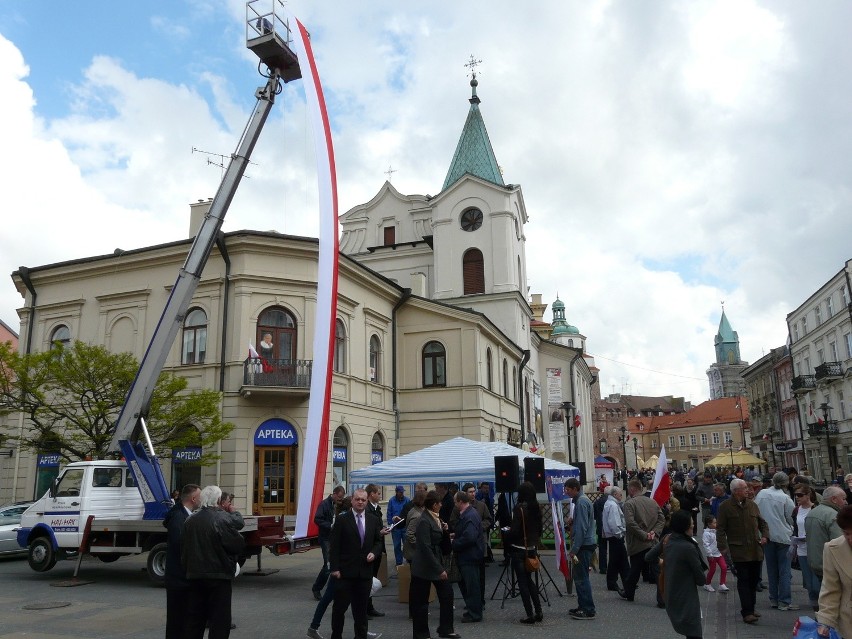 Dzień Flagi w Lublinie: chorągiewki i wielka szarfa