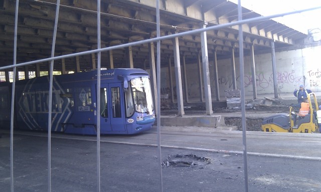 Po godz. 9. tramwaj linii 16 utknął pod wiaduktem na św. Jana