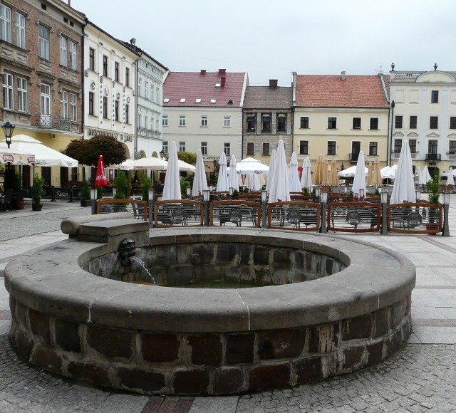 Parasole, a pod nimi pustki - restauratorzy narzekają, że tak niemal przez cały lipiec wygląda tarnowski Rynek