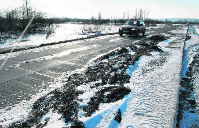 Woda wypłukała podłoże z poboczy