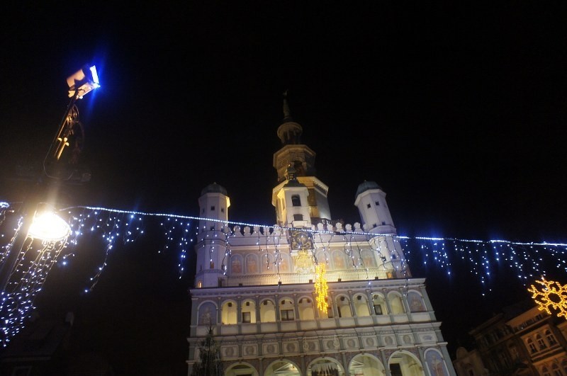 Świąteczne ozdoby świecą się już na ulicach Poznania.